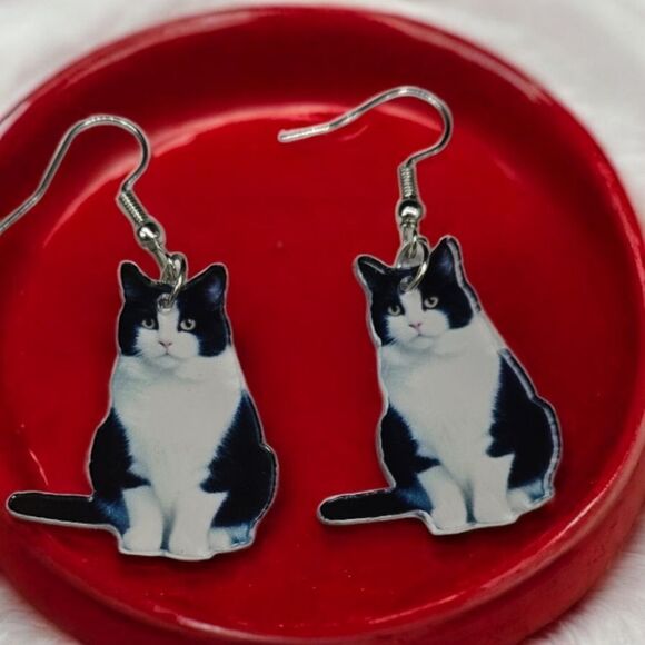 Black Tuxedo Cat 🐈‍⬛ Earrings Gothic Dangle Shiny Acrylic Tux Kitty Cute Gift - Picture 1 of 8